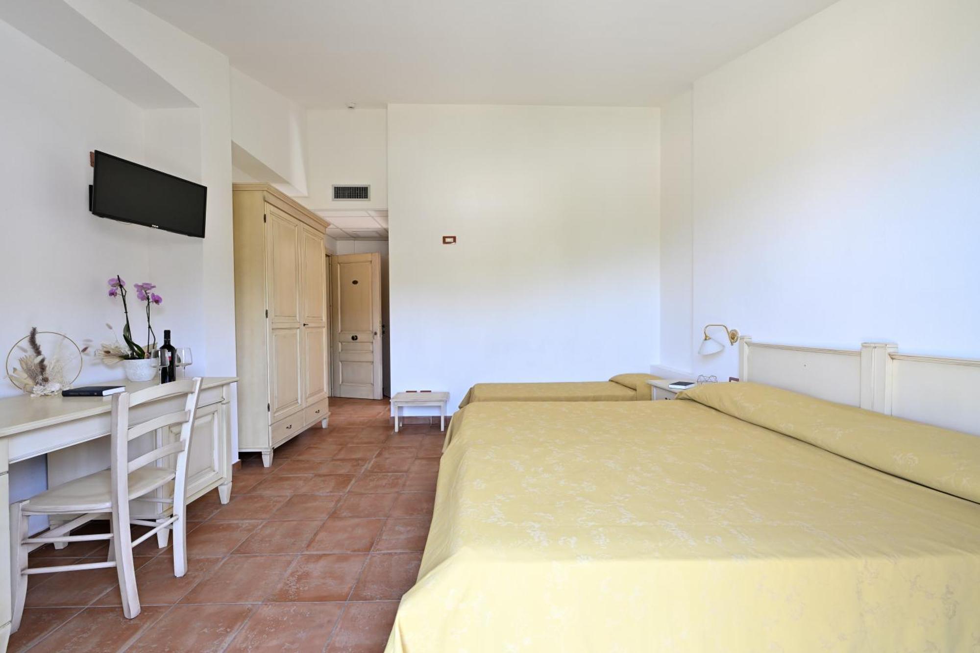 Hotel Marie Claire Lanusei Kültér fotó